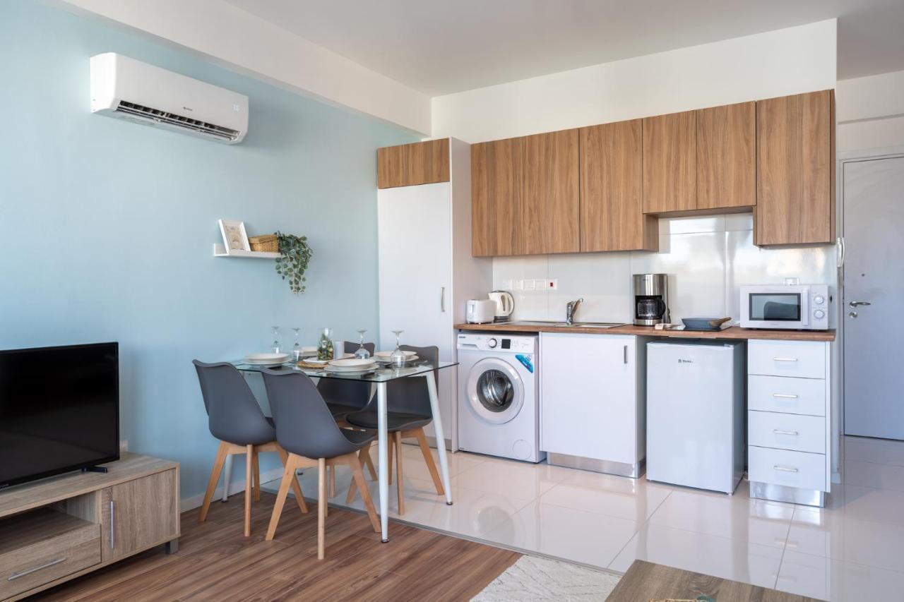 Livia Studio Apartment In Larnaca Esterno foto