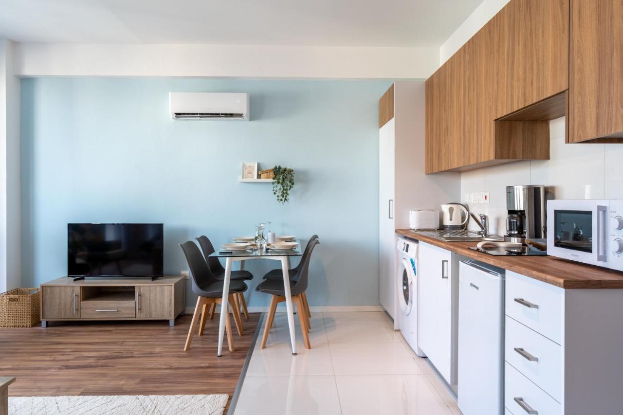 Livia Studio Apartment In Larnaca Esterno foto
