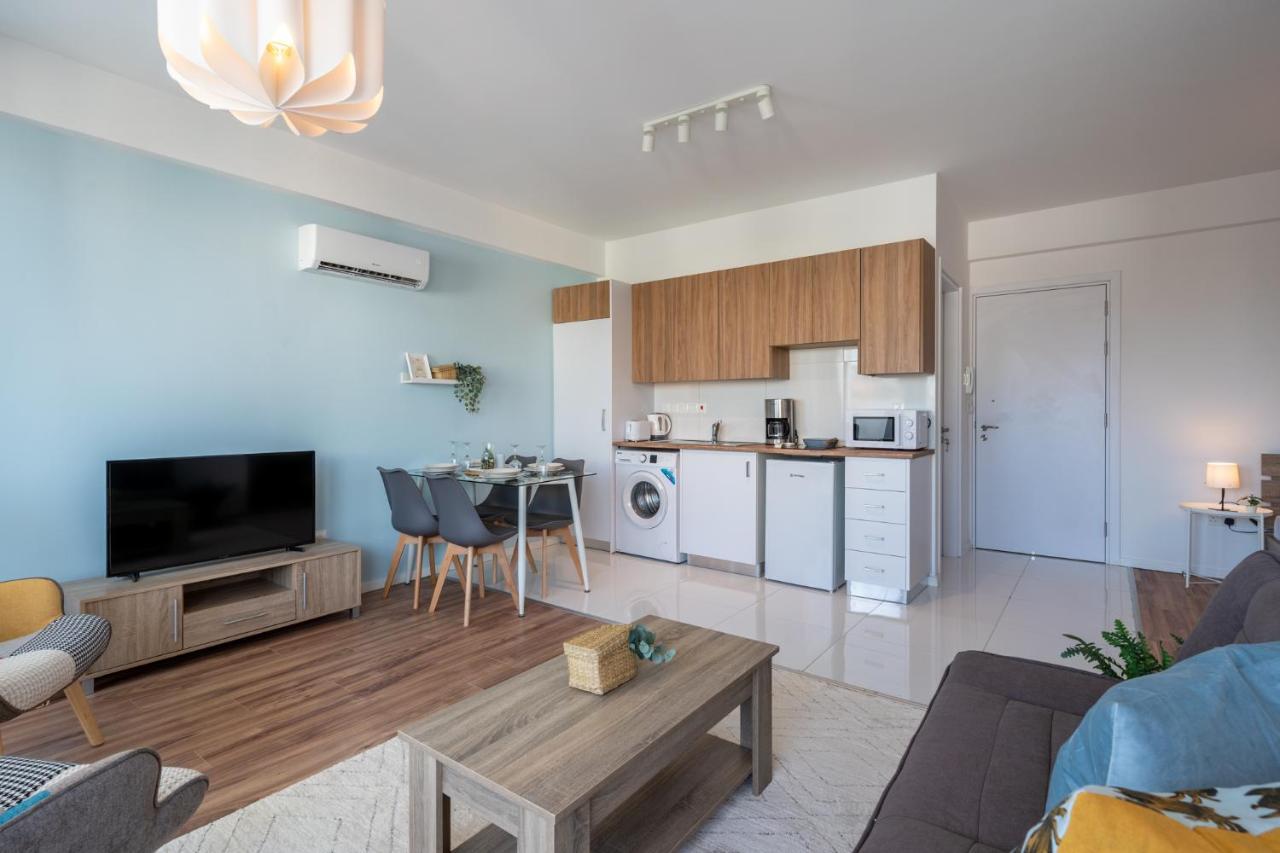 Livia Studio Apartment In Larnaca Esterno foto