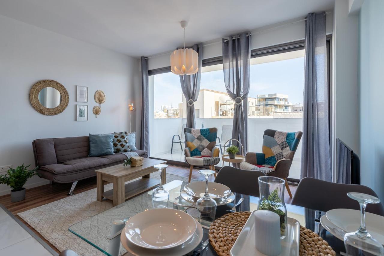 Livia Studio Apartment In Larnaca Esterno foto