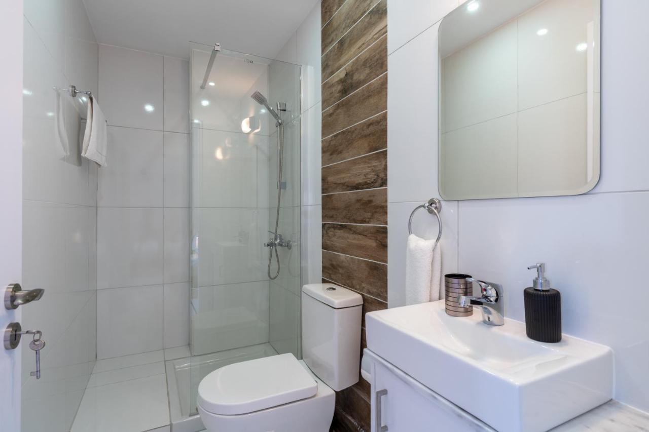 Livia Studio Apartment In Larnaca Esterno foto
