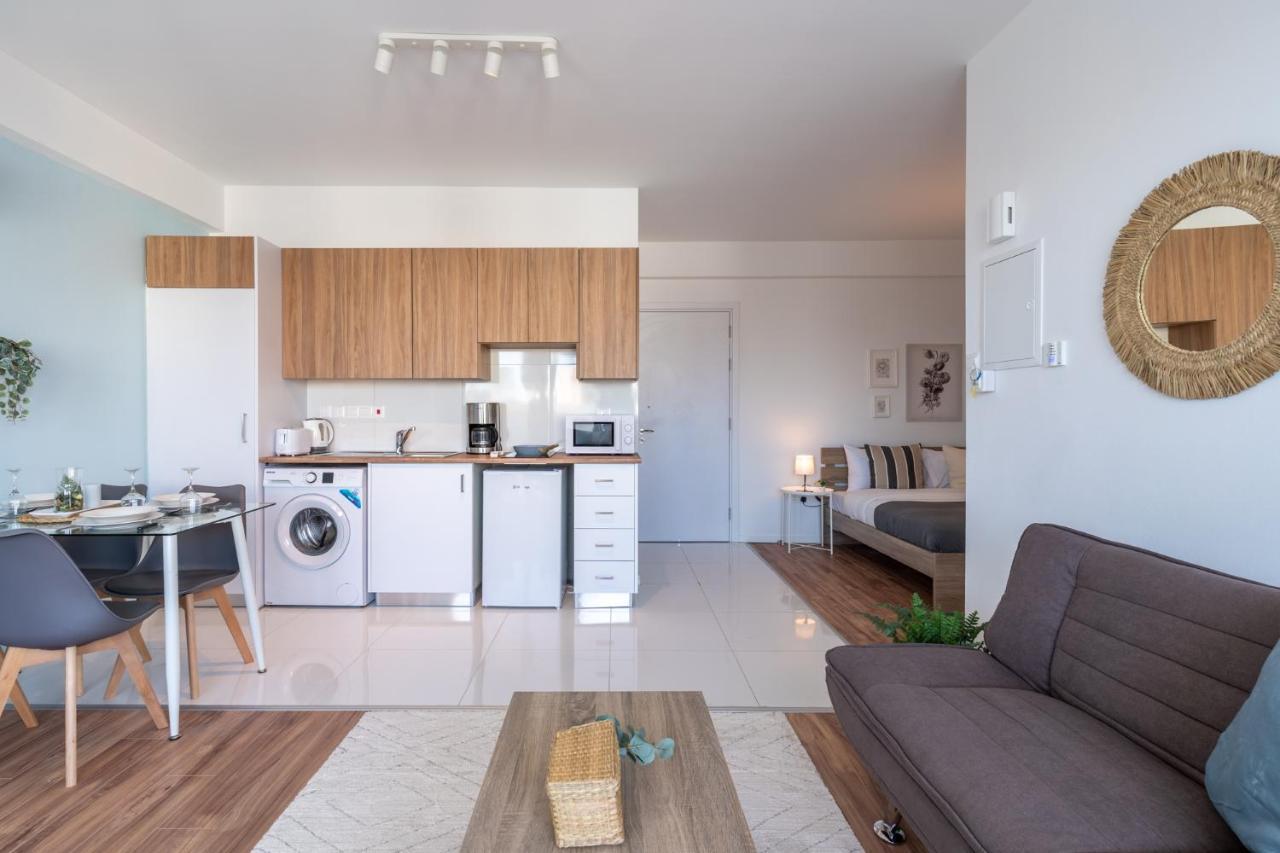 Livia Studio Apartment In Larnaca Esterno foto