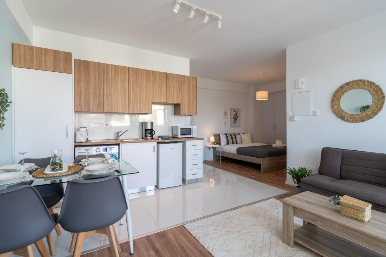 Livia Studio Apartment In Larnaca Esterno foto